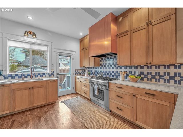 1017 Ne SKIDMORE St, Portland, OR 97211