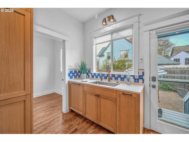 1017 Ne SKIDMORE St, Portland, OR 97211