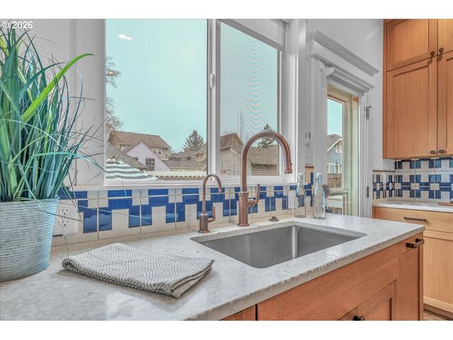 1017 Ne SKIDMORE St, Portland, OR 97211