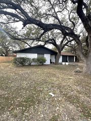 1005 Hondo, Sabinal, TX 78801