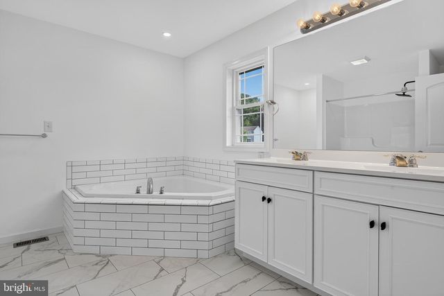 25 STEEPLE CHASE DR, York Haven, PA 17370