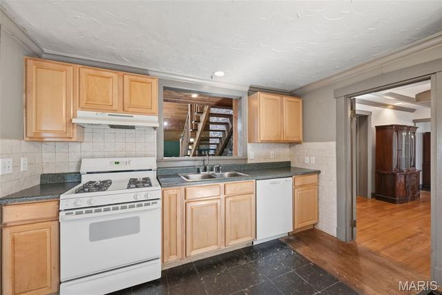 418 Oak Tree Drive, Webster Groves, MO 63119