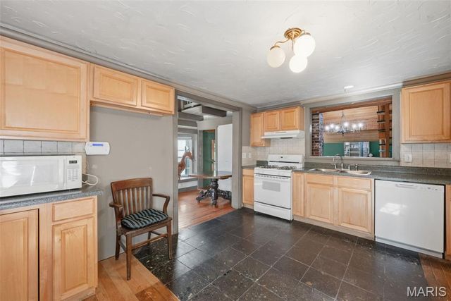 418 Oak Tree Drive, Webster Groves, MO 63119