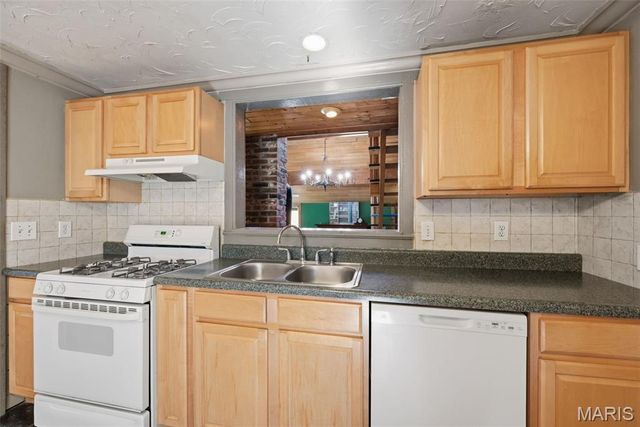 418 Oak Tree Drive, Webster Groves, MO 63119