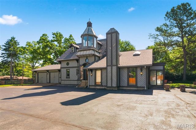 418 Oak Tree Drive, Webster Groves, MO 63119