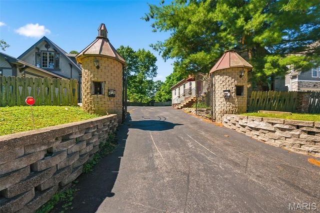 418 Oak Tree Drive, Webster Groves, MO 63119