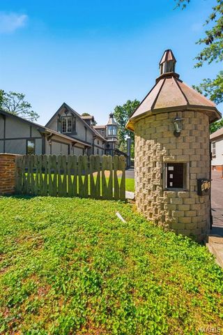 418 Oak Tree Drive, Webster Groves, MO 63119
