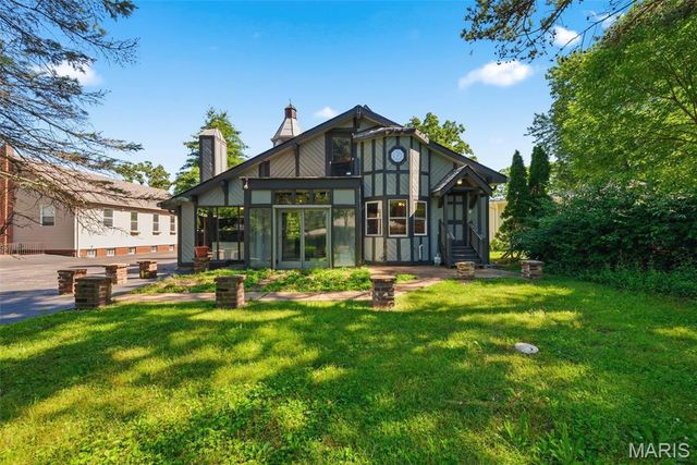 418 Oak Tree Drive, Webster Groves, MO 63119