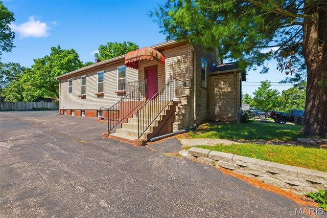 418 Oak Tree Drive, Webster Groves, MO 63119
