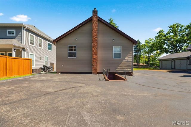 418 Oak Tree Drive, Webster Groves, MO 63119