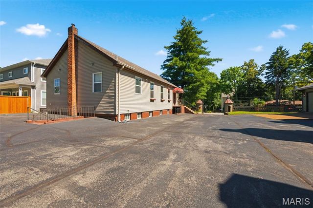 418 Oak Tree Drive, Webster Groves, MO 63119