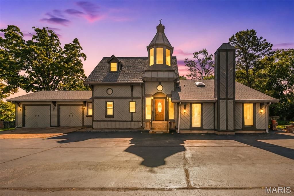 418 Oak Tree Drive, Webster Groves, MO 63119