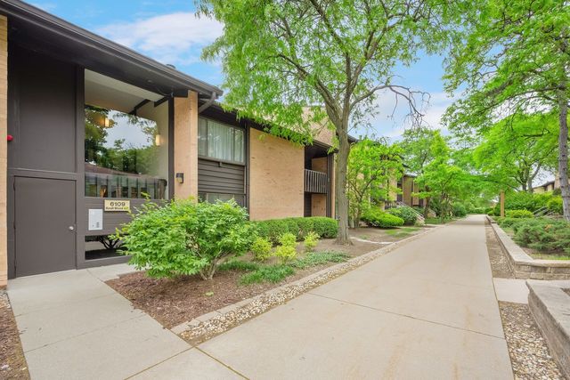 6109 Knoll Wood Road 102, Willowbrook, IL 60527