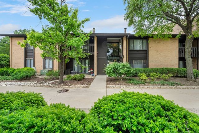 6109 Knoll Wood Road 102, Willowbrook, IL 60527