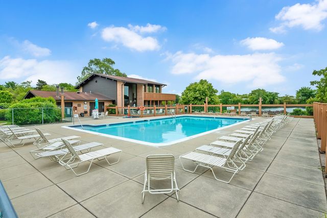 6109 Knoll Wood Road 102, Willowbrook, IL 60527