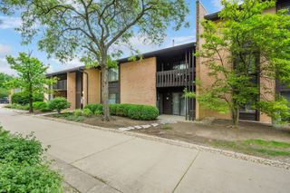 6109 Knoll Wood Road 102, Willowbrook, IL 60527