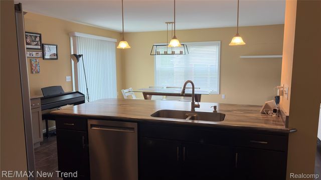 1461 Scotland Yard Drive, Commerce Charter Township, MI 48390