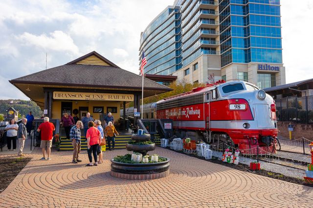 145 Whispering Pine Way, Hollister, MO 65672