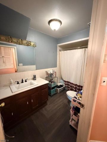 33 Park Dr, Kenilworth Boro, NJ 07033