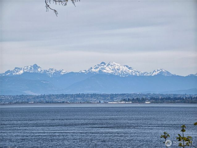 6513 Spencer Lane, Clinton, WA 98236