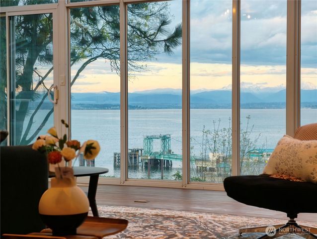 6513 Spencer Lane, Clinton, WA 98236