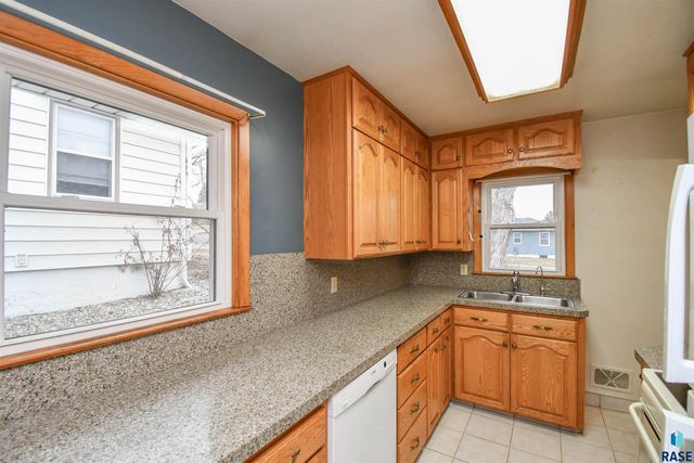 2200 W 28th St Street, Sioux Falls, SD 57105