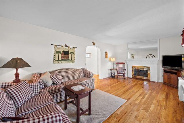 16 Thornton Rd, Worcester, MA 01606