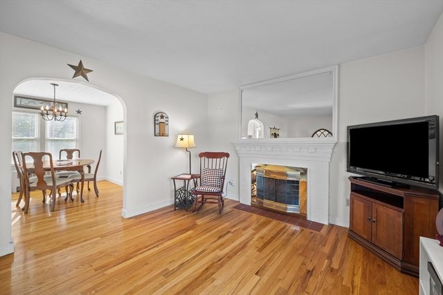 16 Thornton Rd, Worcester, MA 01606