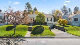 16 Thornton Rd, Worcester, MA 01606