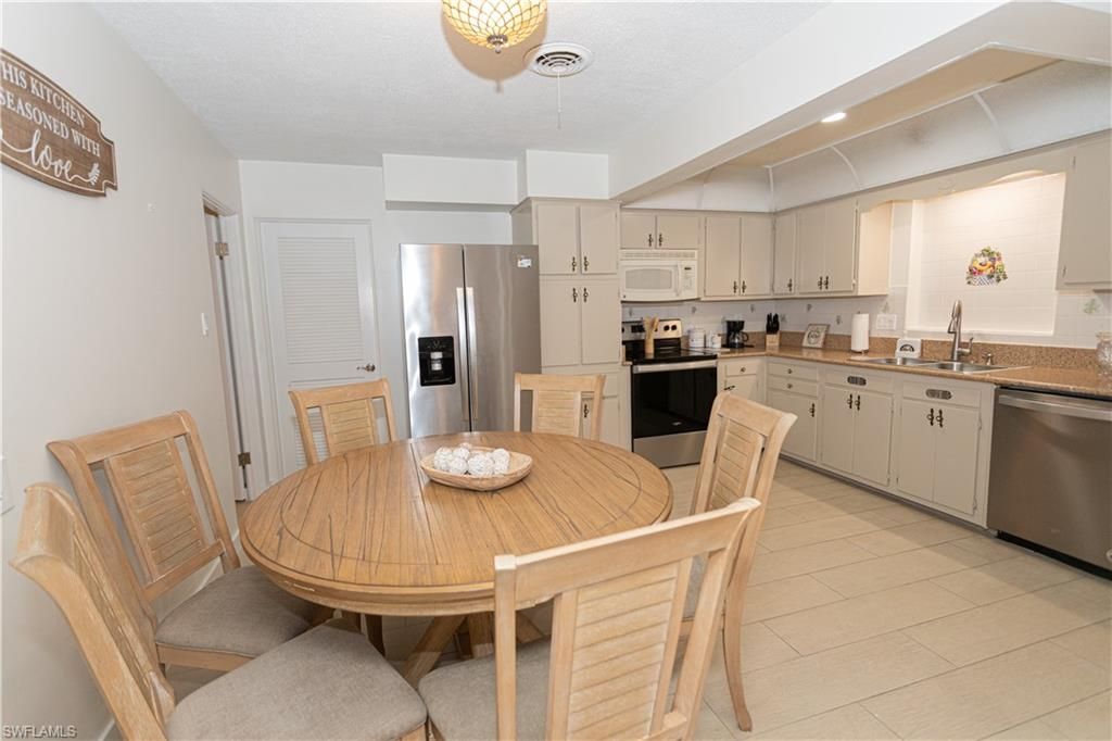 Image 12 of property listing at 734 Sharar CT, Cape Coral, FL 33904