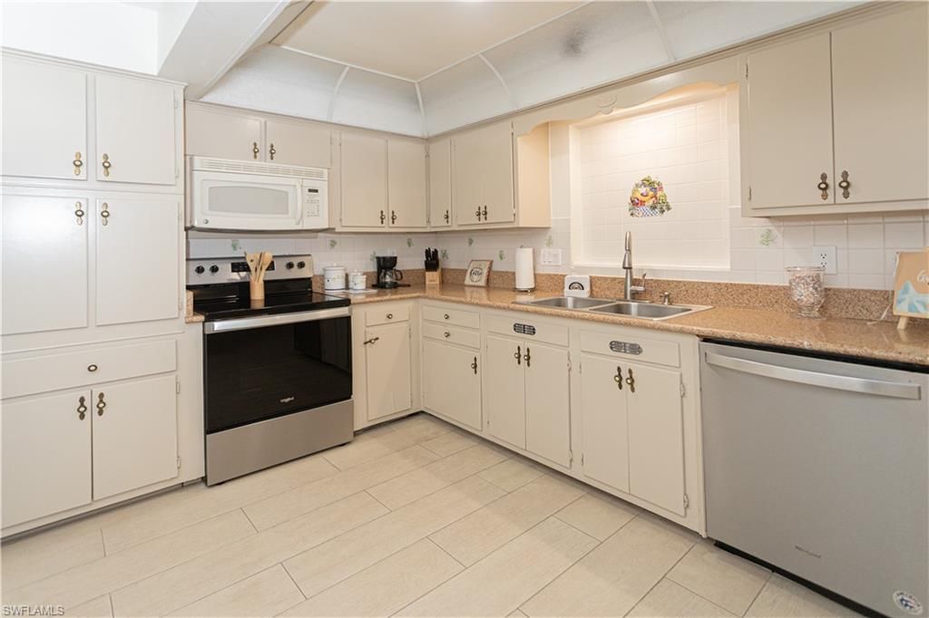 Image 13 of property listing at 734 Sharar CT, Cape Coral, FL 33904