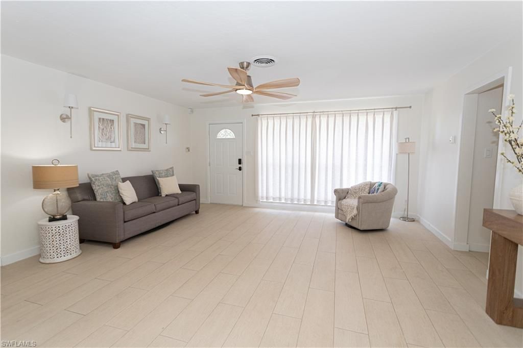 Image 5 of property listing at 734 Sharar CT, Cape Coral, FL 33904