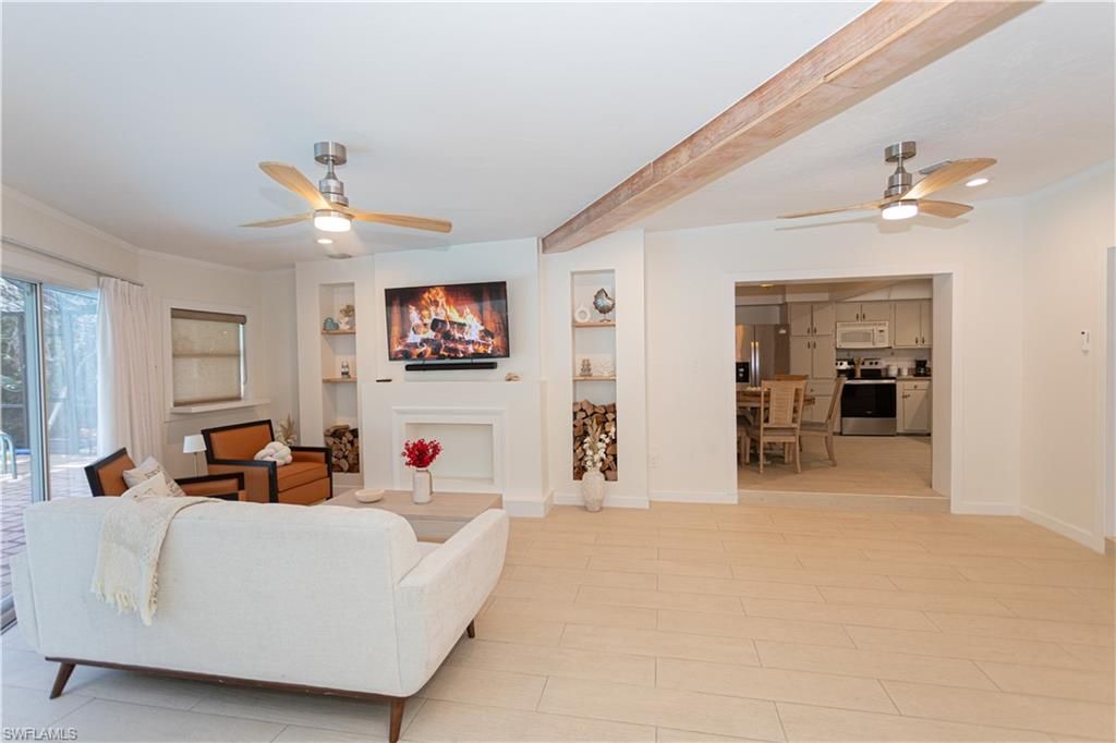 Image 6 of property listing at 734 Sharar CT, Cape Coral, FL 33904