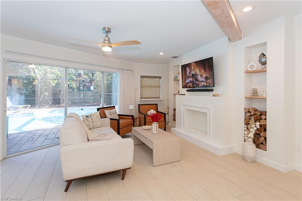 Image 7 of property listing at 734 Sharar CT, Cape Coral, FL 33904