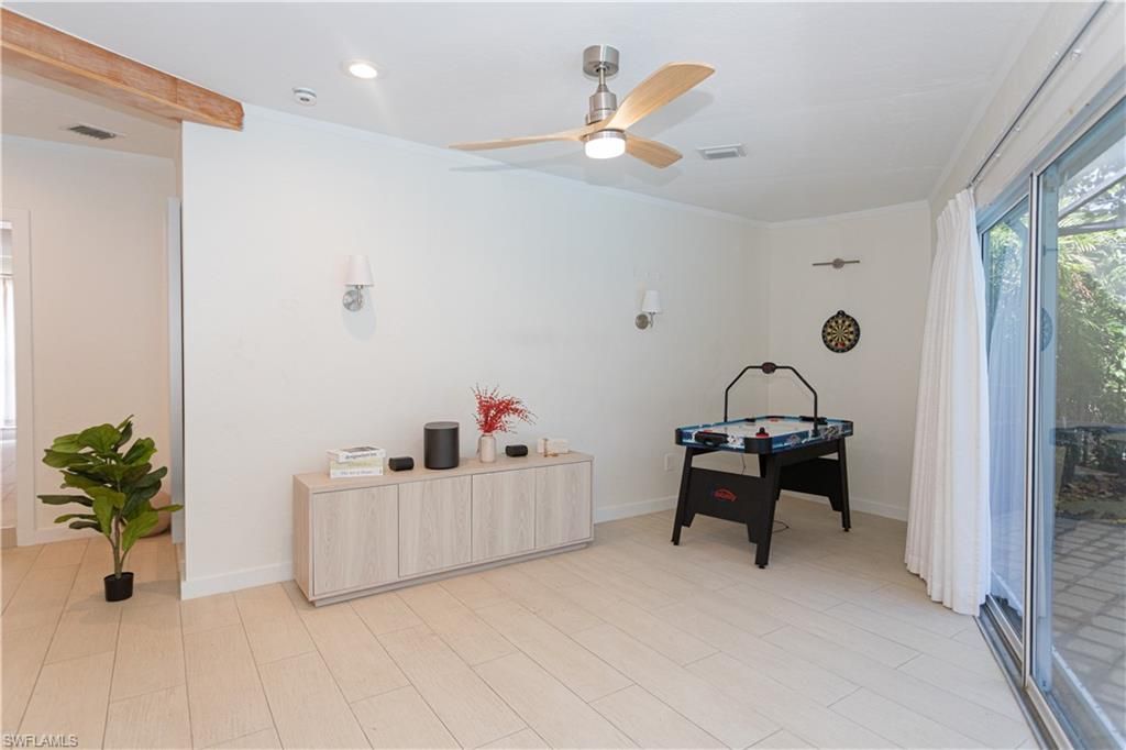 Image 8 of property listing at 734 Sharar CT, Cape Coral, FL 33904