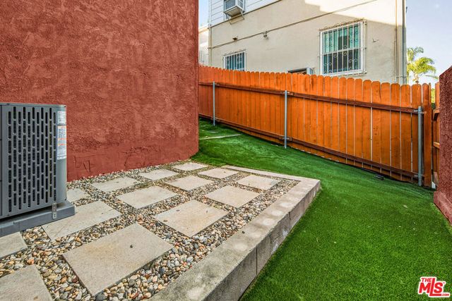 1319 S Mansfield Avenue, Los Angeles, CA 90019