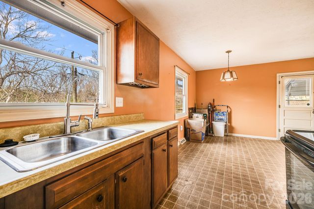 18 Compton Drive, Asheville, NC 28806