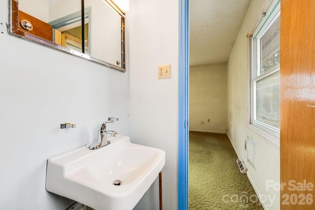 18 Compton Drive, Asheville, NC 28806