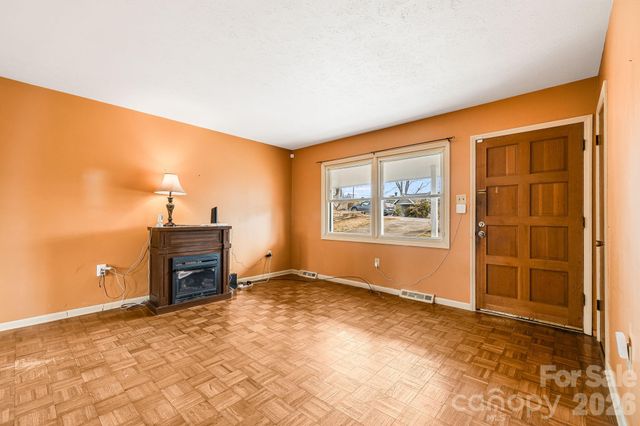 18 Compton Drive, Asheville, NC 28806