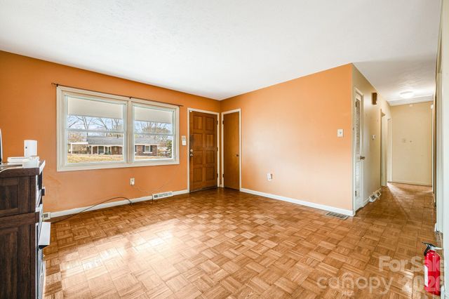 18 Compton Drive, Asheville, NC 28806