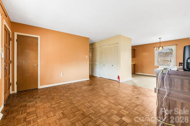 18 Compton Drive, Asheville, NC 28806