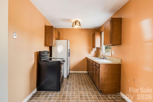 18 Compton Drive, Asheville, NC 28806