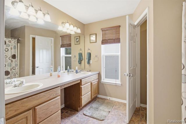 866 Canyon Creek Drive, Holly, MI 48442