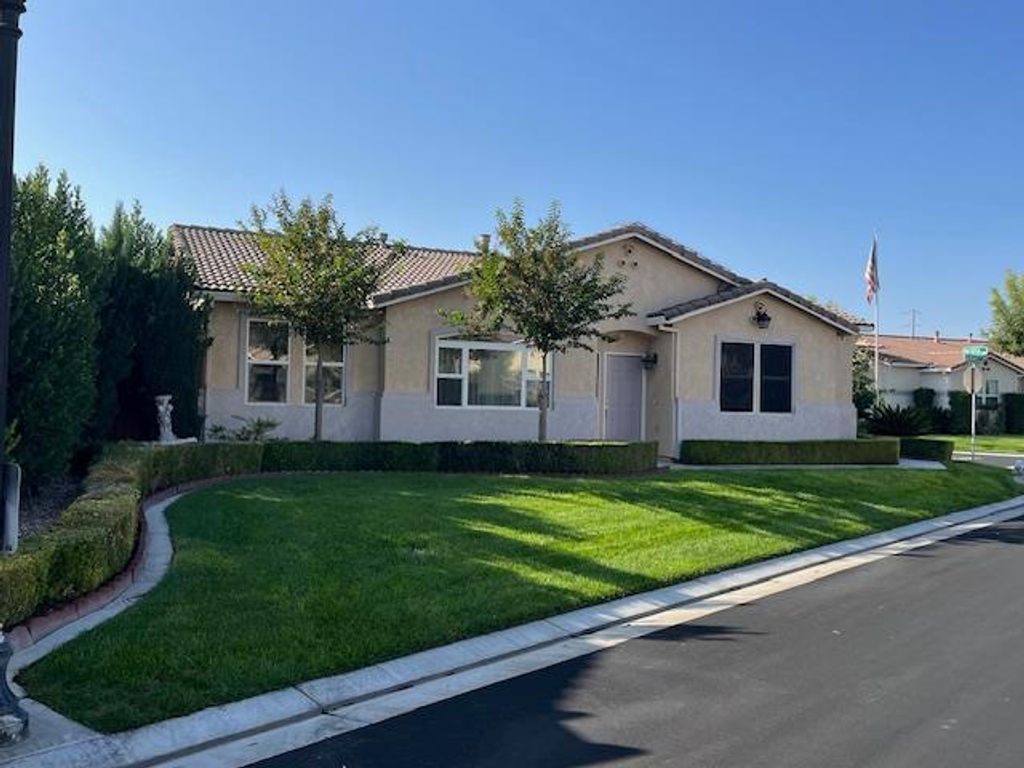 Image 1 of property listing at 812 Via Rosa, Los Banos, CA 93635