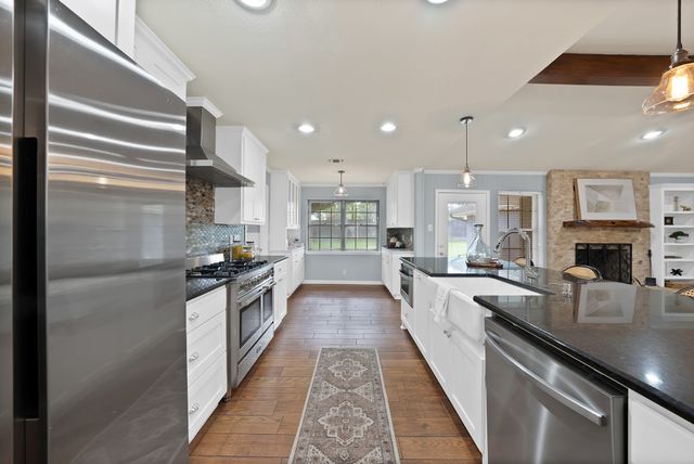 1615 Cresthaven Drive, Pantego, TX 76013