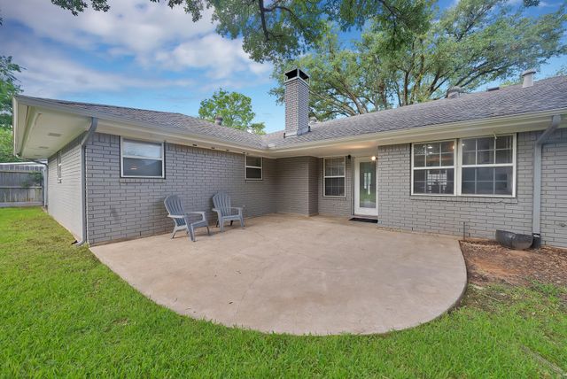 1615 Cresthaven Drive, Pantego, TX 76013