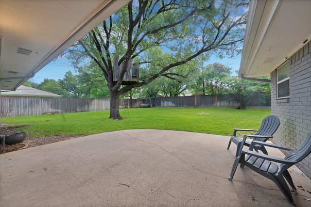 1615 Cresthaven Drive, Pantego, TX 76013