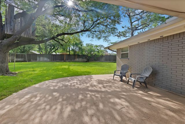 1615 Cresthaven Drive, Pantego, TX 76013
