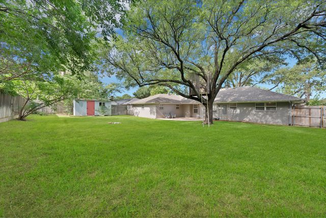 1615 Cresthaven Drive, Pantego, TX 76013