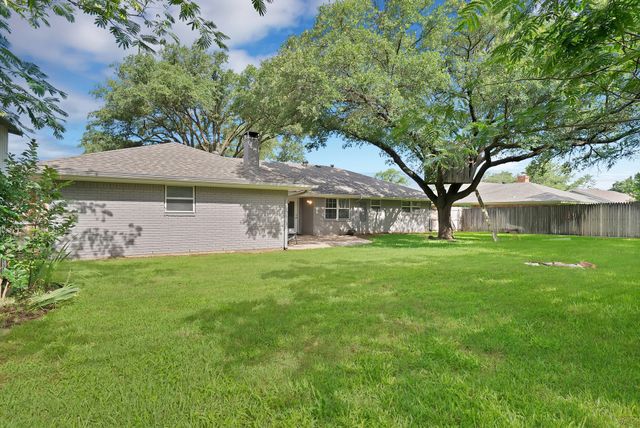 1615 Cresthaven Drive, Pantego, TX 76013